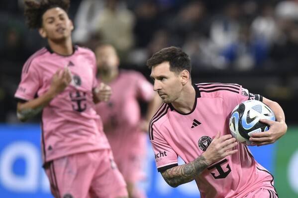 Ronaldo hotsell pink shorts